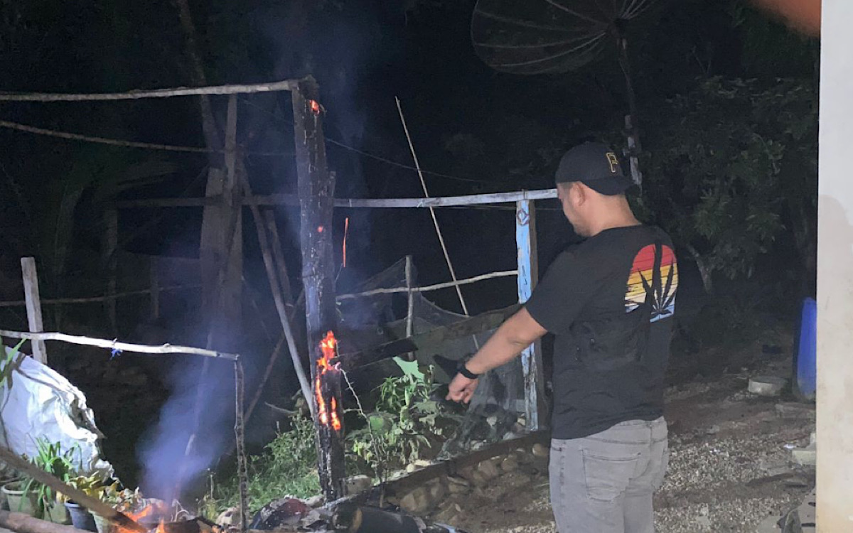 Polisi Jaga TKP Rumah Pelaku Pembunuh Adik Bupati Muratara yang Hangus Dibakar Massa Akibat Serangan Balasan  