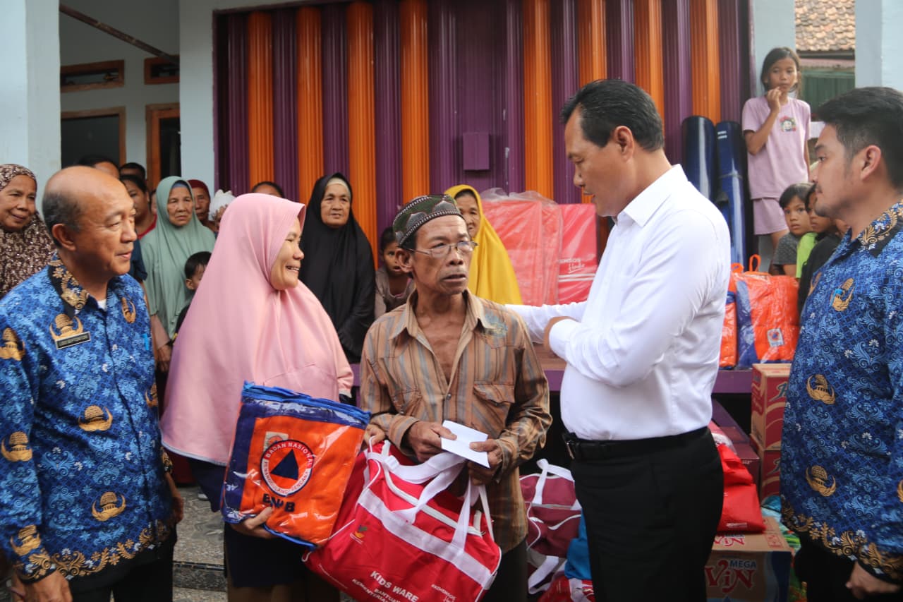 Bupati Muara Enim Serahkan Bantuan Korban Kebakaran di Desa Kepur