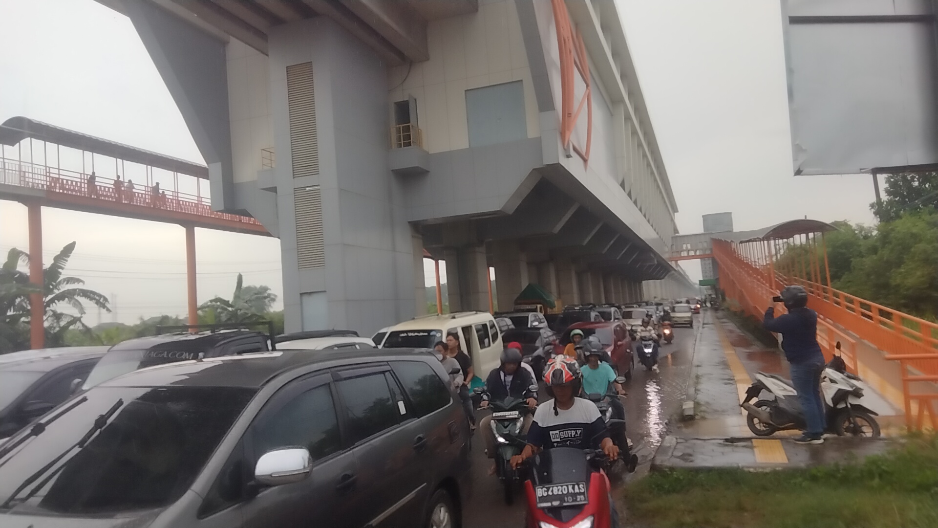 Kepadatan Kendaraan Seputaran OPI Mall Jakabaring Palembang, Jarak 100 Meter Ditempuh Setengah Jam 