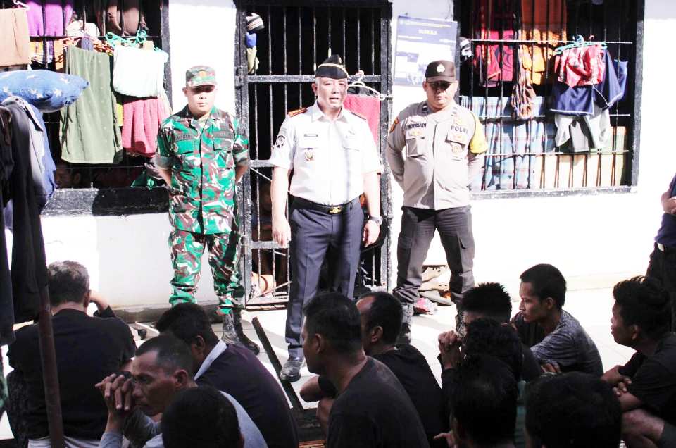 Lapas Tanjung Raja Gelar Razia Gabungan dan Tes Urine dalam Rangka Hari Bakti Pemasyarakatan ke-62