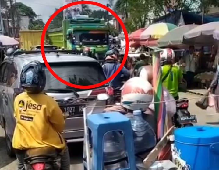 Viral Lagi, Truk ODOL Bikin Macet Jalan Pasar Perumnas, Diduga Langgar Aturan Jam Melintas 