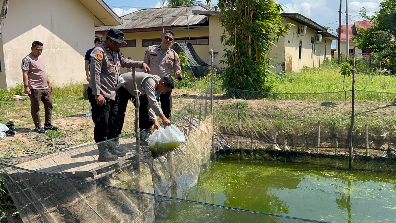 Polsek Pemulutan Ogan Ilir Dukung Program Ketahanan Pangan Melalui Penebaran Benih Ikan