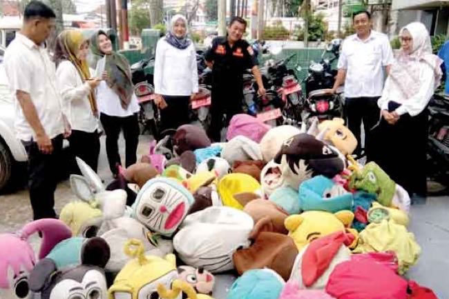 Puluhan Kostum Badut Disita, Gepeng dan Pengamen Luar Palembang Sudah Mulai Memaksa Ketok-ketok Mobil Pejabat 