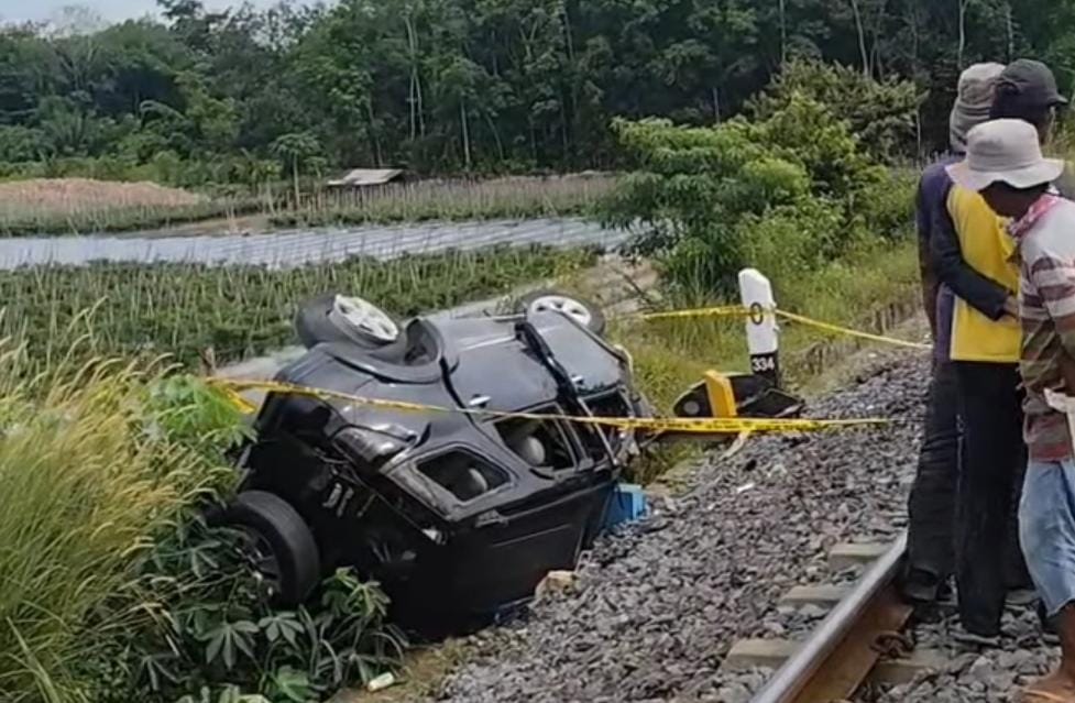 Toyota Rush Terseret Kereta Api Sejauh 300 Meter di Rel Tanpa Palang Pintu di Prabumulih, 1 Tewas, 1 Terluka