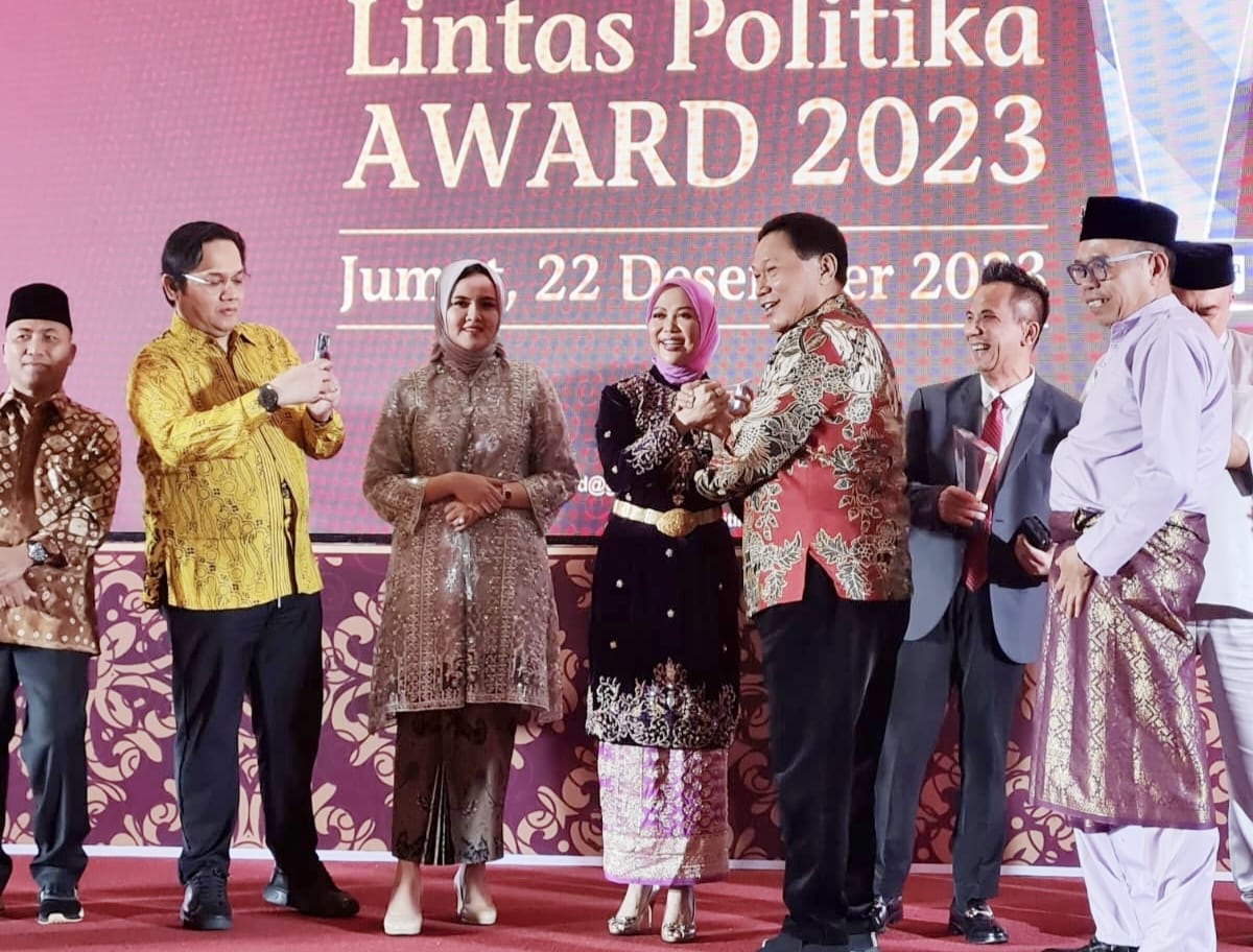 Peduli Kaum Perempuan dan Petani, Hj Renny Astuti Raih Penghargaan di Anugerah Lintas Politika Award 2023