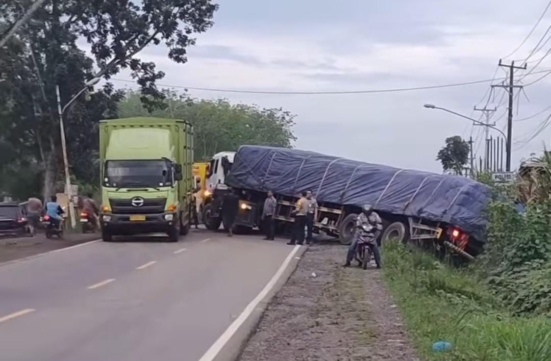 Truk Trailer Terperosok Bikin Macet Jalintim Palembang-Betung, Pilih Putar Balik Atau Menginap