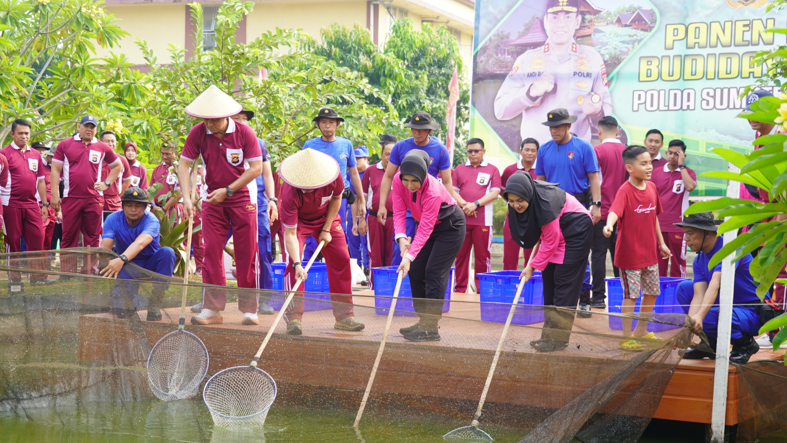  Polda Sumsel Panen Raya 2,5 Ton Ikan dari Kolam Budidaya Pakri Palembang