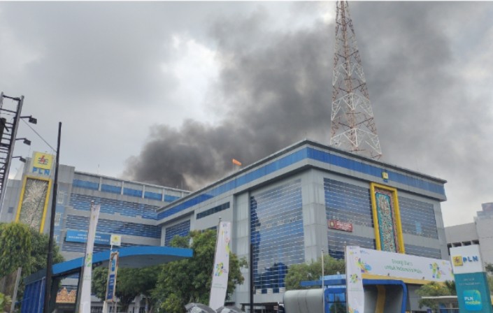 BREAKING NEWS: Gedung PLN UID S2JB Palembang Terbakar, Api Diduga Berasal Dari Pengelasan