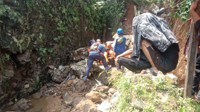Pemotor ‘Dimakan’ Gorong-gorong, Saat Banjir di Jalan Dadali Bogor