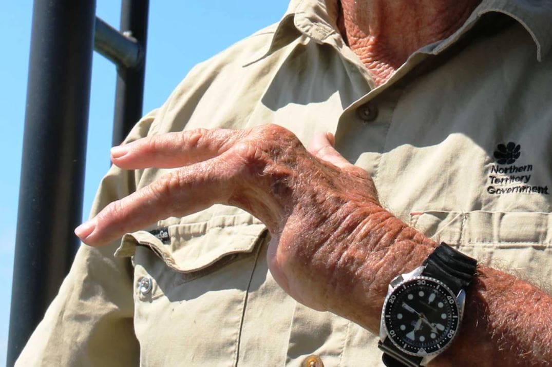 Jam Tangan yang Dipakai Tom Nichols, Seorang Pemburu Buaya Veteran yang Telah Kehilangan Dua Jari