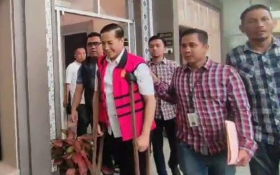 'Huuu, Lapang Ye' Sorakan dari Awak Media, Deliar Tersangka OTT Pemerasan K3 Disnakertrans Hanya Tersenyum