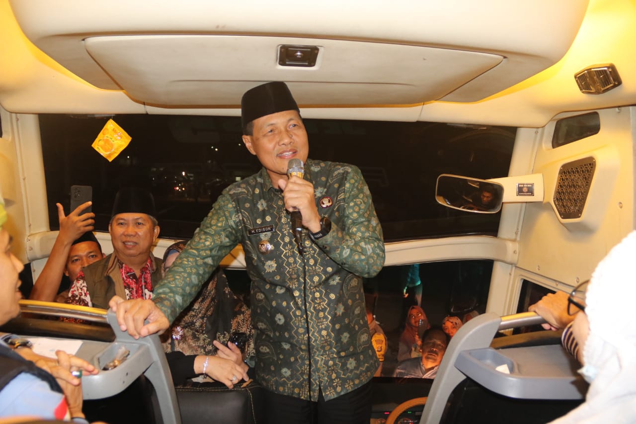 Momen Haru dan Syukur: Bupati Muara Enim Sambut Kepulangan 334 Jemaah Haji Kloter 16