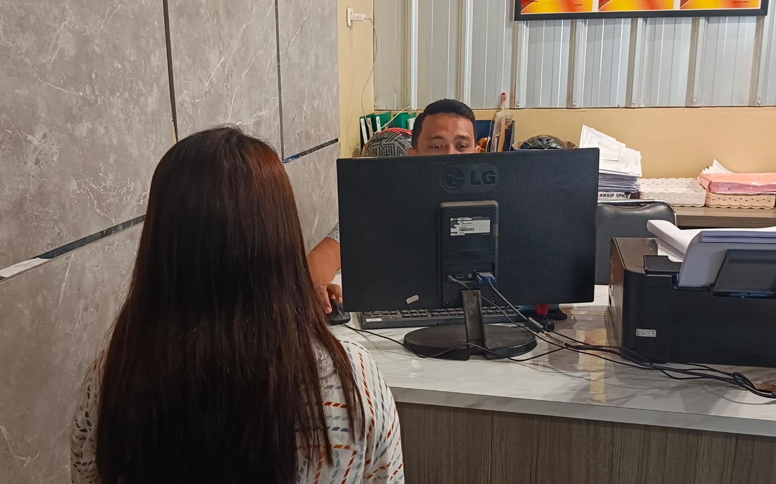 Hendak Pulang ke Rumah Meski Pakai Jas Hujan, Wanita di Palembang Jadi Korban Begal Payudara