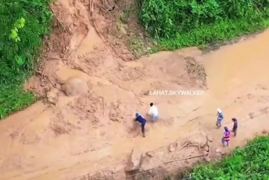 Curah Hujan Tinggi, Jalan Lintas Pagaralam-Lahat Tanjung Sakti Pumi Tertimbun Longsor