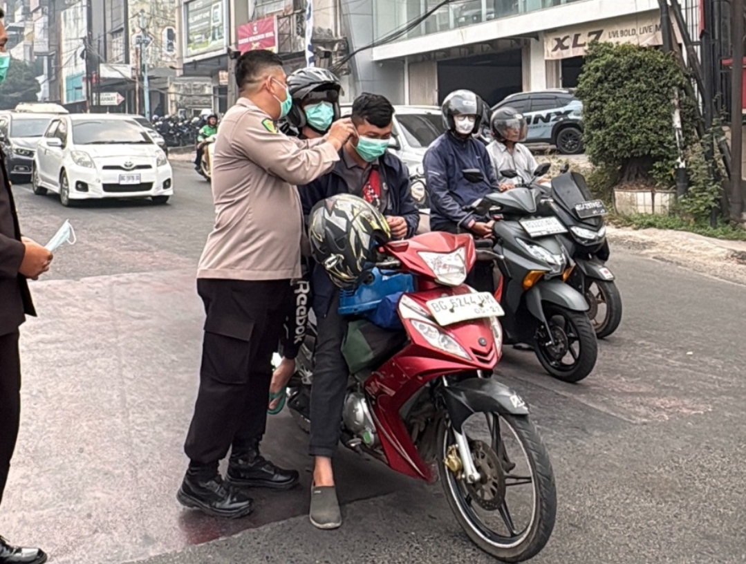 Biddokkes Polda Sumsel Bagikan 2.000 Masker di Palembang, Sasar Warga di Ruang Terbuka 