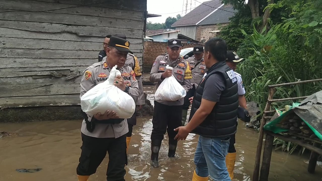 Ringankan Beban, Polsek Lempuing Bantu Warga yang Terdampak Banjir Luapan Sungai