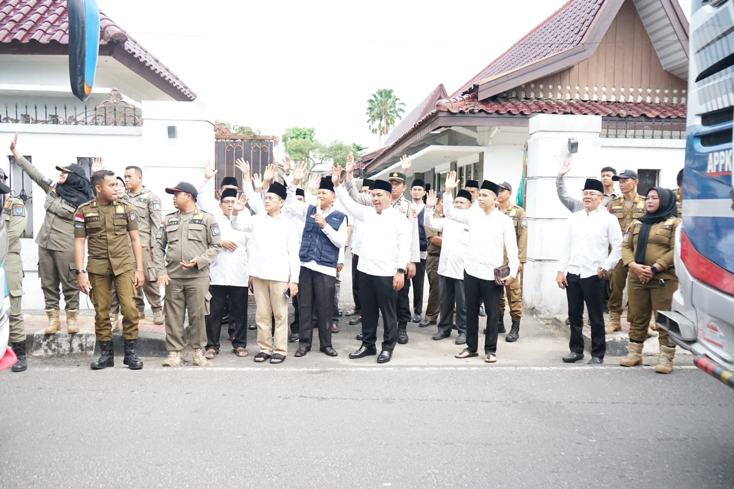 Calon Jemaah Haji Kabupaten OKI Kloter 14 Dilepas Wakil Bupati OKI Masuk Asrama Haji Palembang