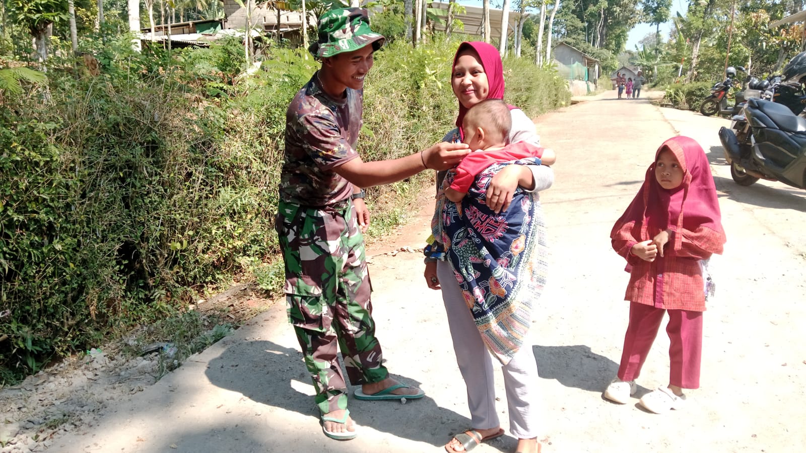 Sentuhan Tangan Lembut dibalik seragam Loreng