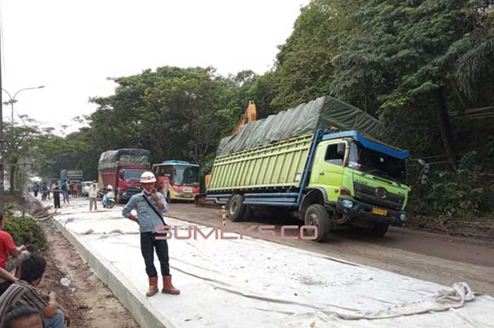 Dishub Tertibkan Truk Lebih Muatan, Pengemudi Galau