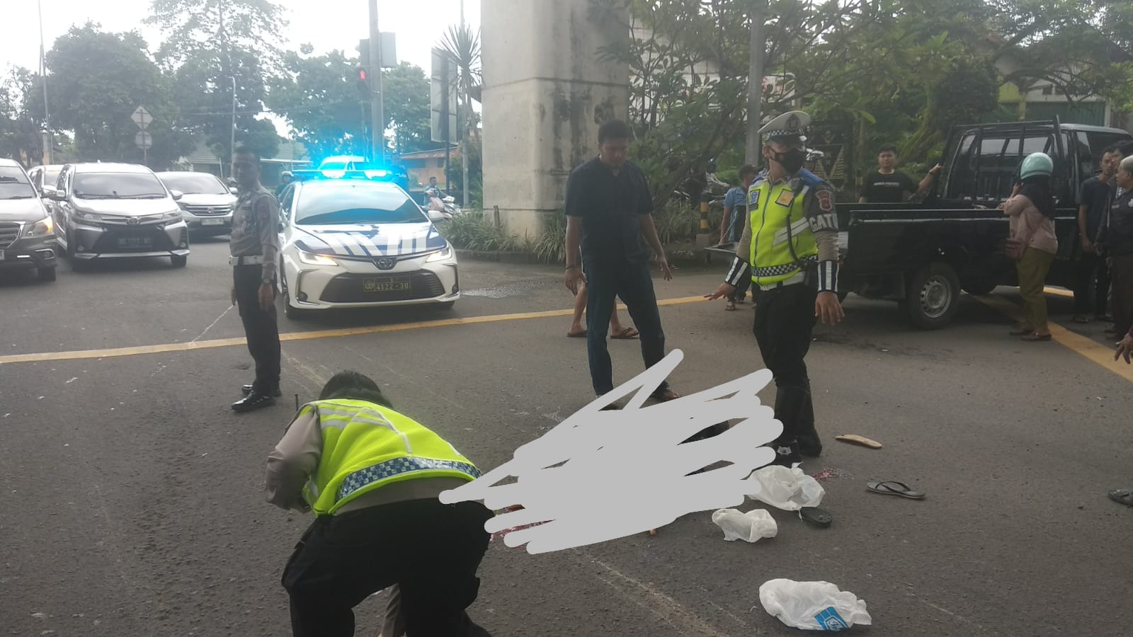 Satu Keluarga Dilindas Truk Fuso di Simpang Flyover Bandara SMB II Palembang, Istri Tewas di Lokasi Kejadian