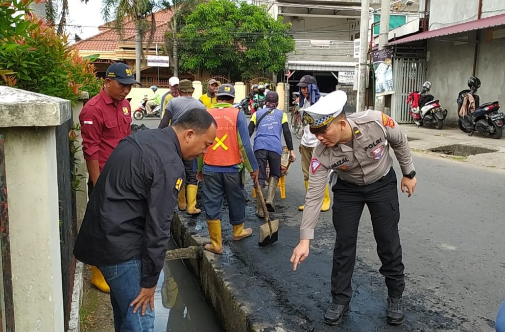 Kurangi Kemacetan, Satlantas Polrestabes Palembang - Dinas PUPR Tutup Drainase Simpang Lebak Gelora Makrayu 