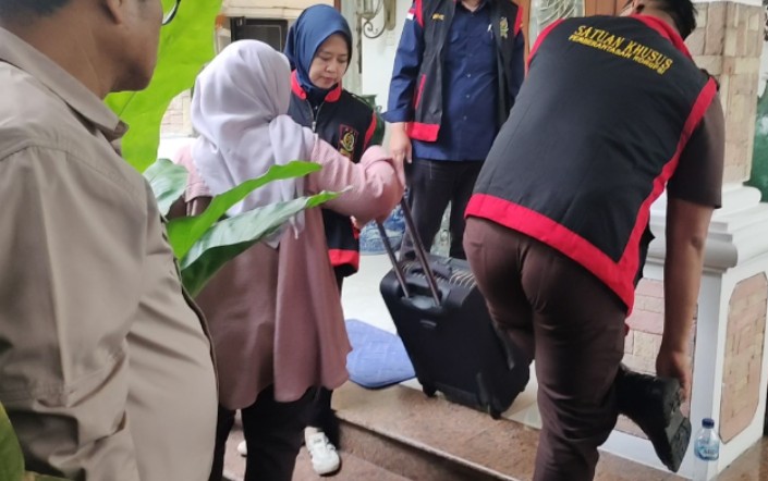 Geledah Rumah Alex Noerdin, Penyidik Kejati Amankan Satu Koper Diduga Barang Bukti Korupsi Pasar Cinde
