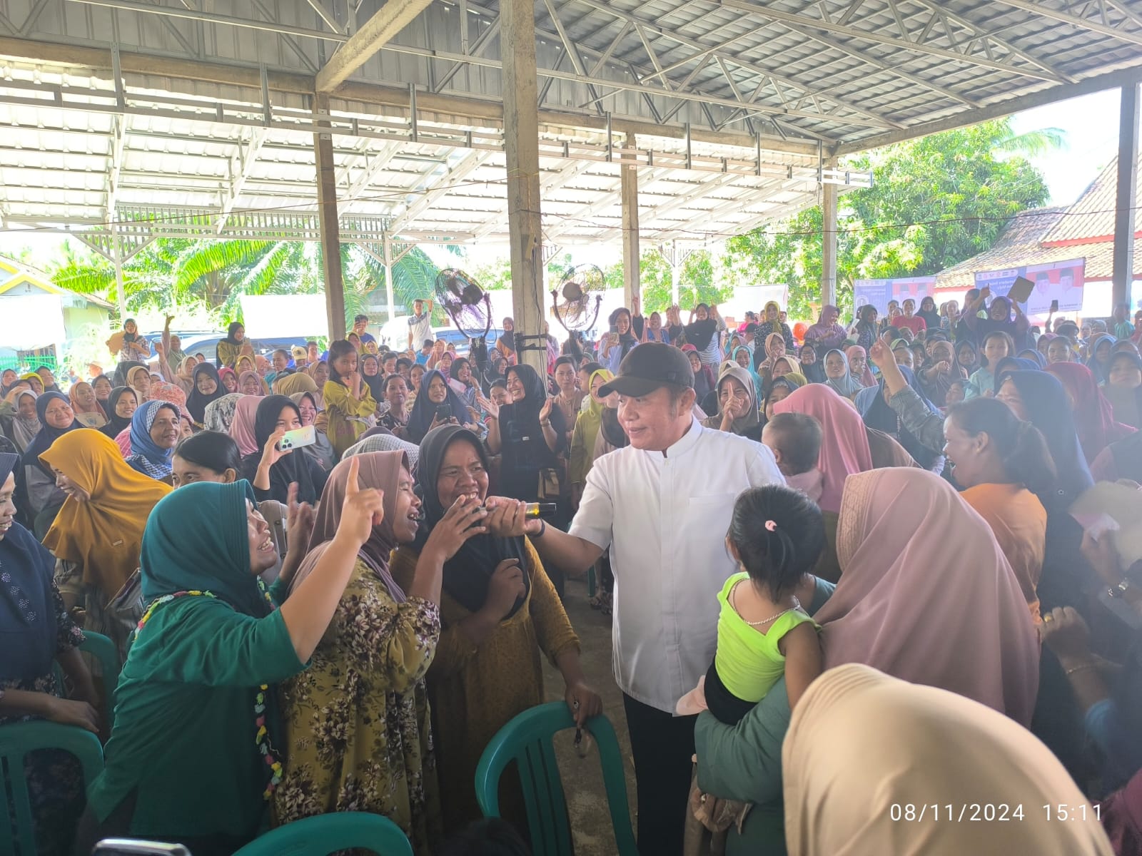 Antusiasme Warga Sanga Desa Membludak di Kampanye Dialogis Cagub Herman Deru