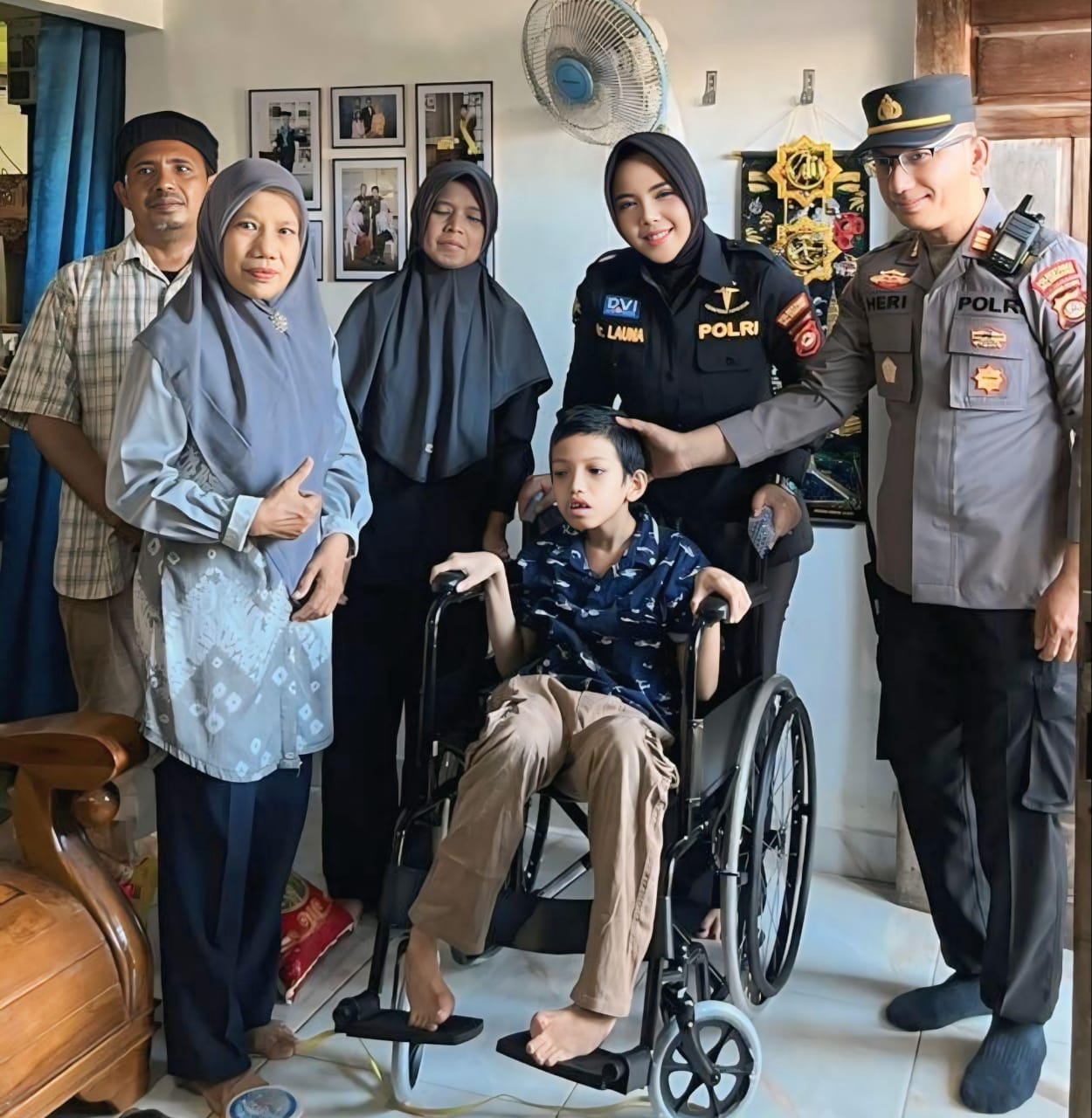 Momen Jumat Berkah Sie Dokkes Polrestabes Palembang Salurkan Kursi Roda Warga Membutuhkan