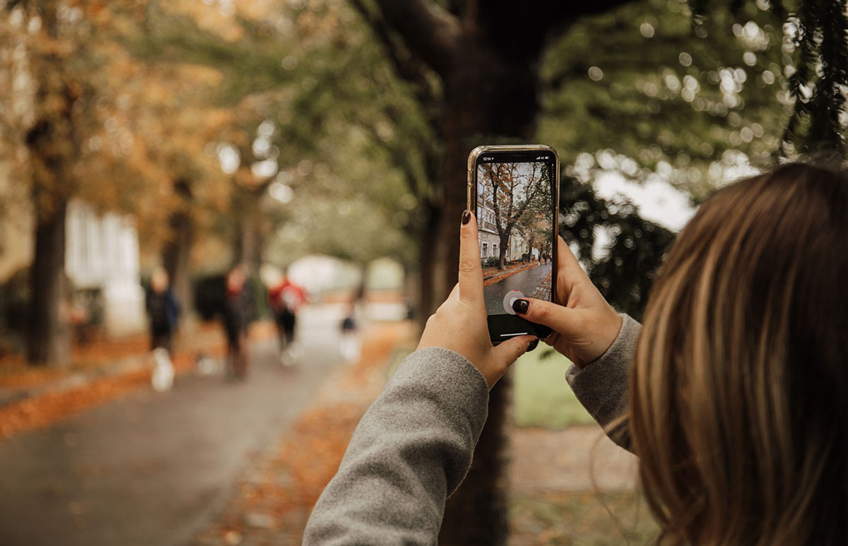 Nggak Harus Pake Kamera Mahal, Ini Tips Bikin Foto Kece Saat Liburan dengan Smartphone