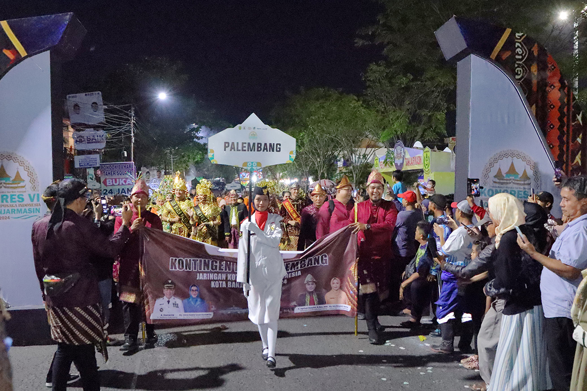 Antusiasme Warga Banjarmasin Pecah Sambut Kontingen Palembang di Karnaval JKPI 2024