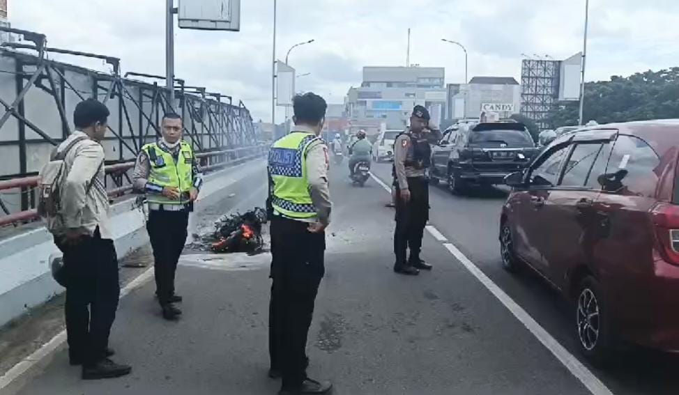  Motor yang Terbakar di Atas Flyover Polda Sumsel Ternyata Milik Guru Agama, Usai Beli Minyak Eceran