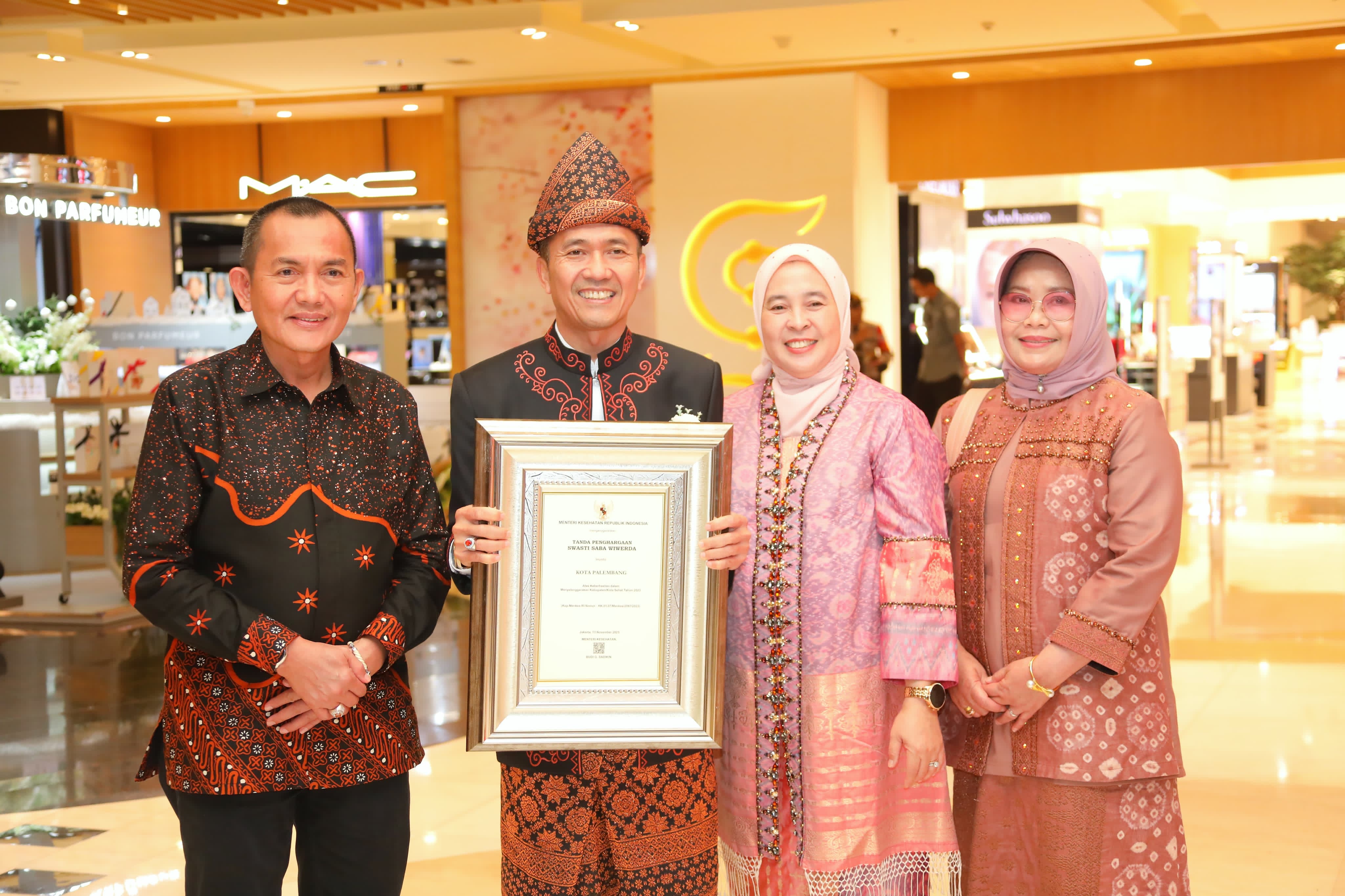 Luar Biasa! Pj Wako Palembang Ratu Dewa Terima Penghargaan Swasti Saba Kabupaten/Kota Sehat dan STBM 2023 