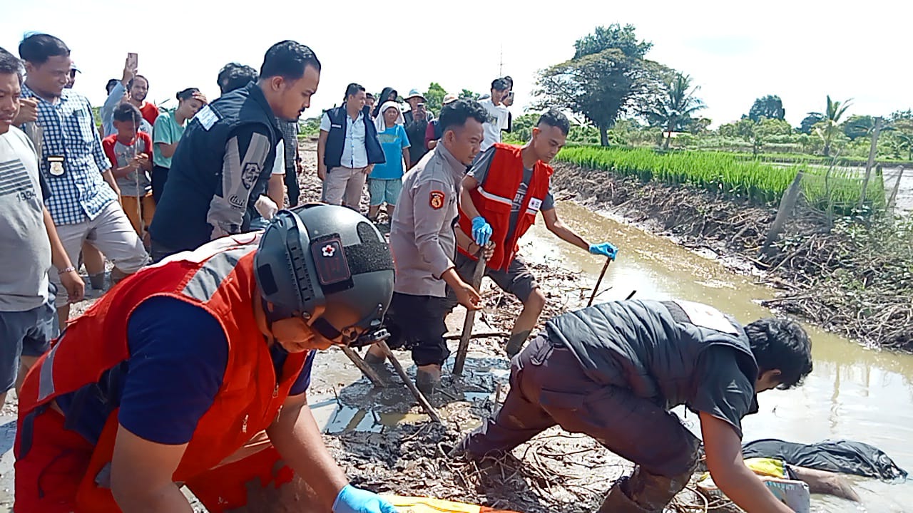Warga Gandus Palembang Heboh Temukan Mayat Laki-laki di Sawah Sambil Pegang Alat Setrum