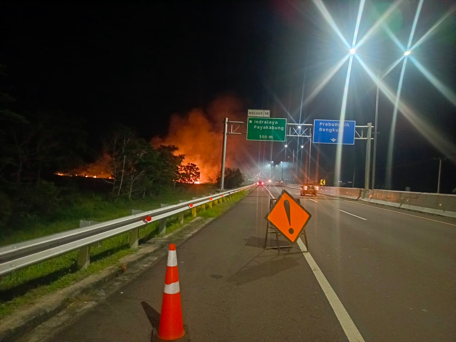 Kebakaran Lahan Dekat Tol Palindra Ogan Ilir, Personel Gabungan Padamkan Api dengan Peralatan Seadanya