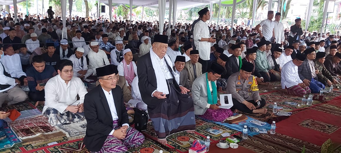 Membaur dengan Ratusan Ribu Umat Muslim, Kms HA Halim Ali Ikuti Salat Ied di Masjid SMB Jayo Wikramo