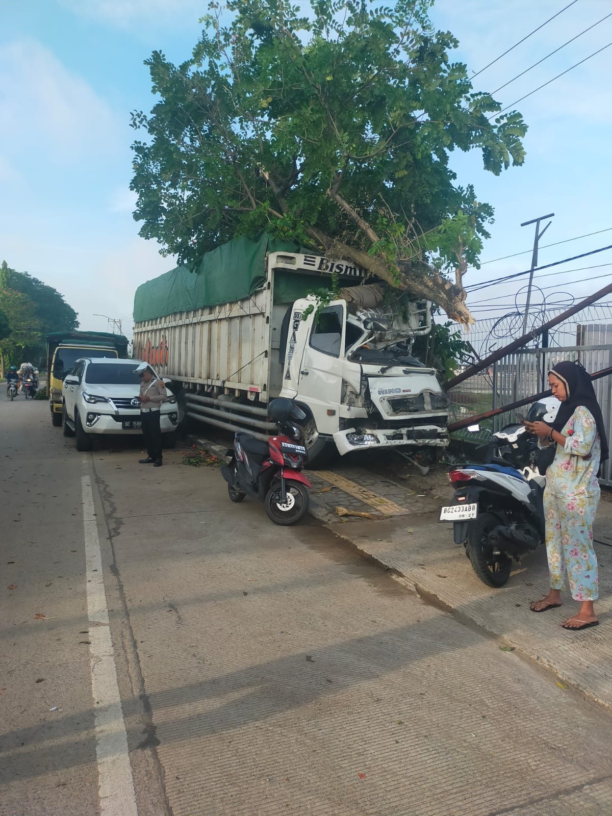 Tabrakan Beruntun di Palembang, Truk Tronton Hantam Kendaraan, Kios hingga Warung Pecel Lele
