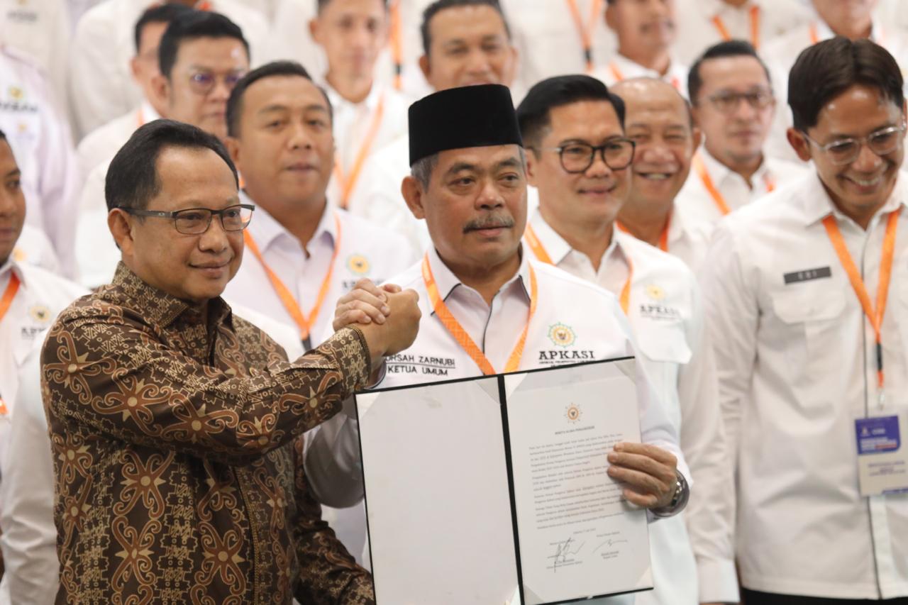 Tito Karnavian Lantik Bursah Zarnubi sebagai Ketua Umum Apkasi, Siap Bawa Perubahan untuk Kabupaten Indonesia