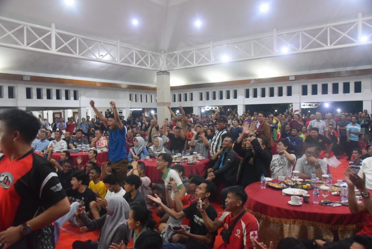 Antusias Nobar Di Pendopoan Rumdin Banyuasin