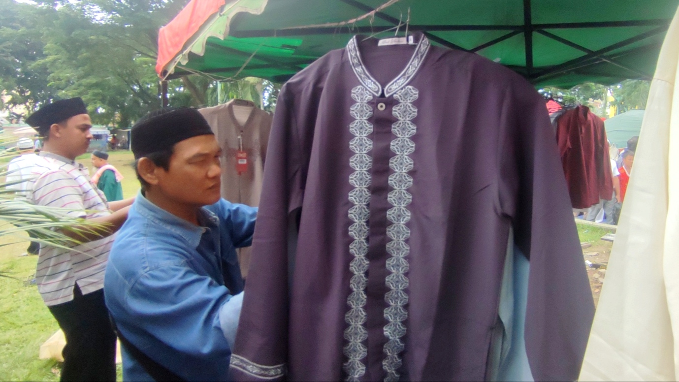 Pertengahan Ramadan, Pedagang Pakaian Muslim di Masjid Agung Palembang Ramai Diserbu Warga