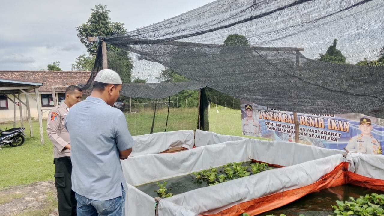 Personel Polsek Muara Kuang Lakukan Pengecekan Kolam Ternak Ikan untuk Ketahanan Pangan