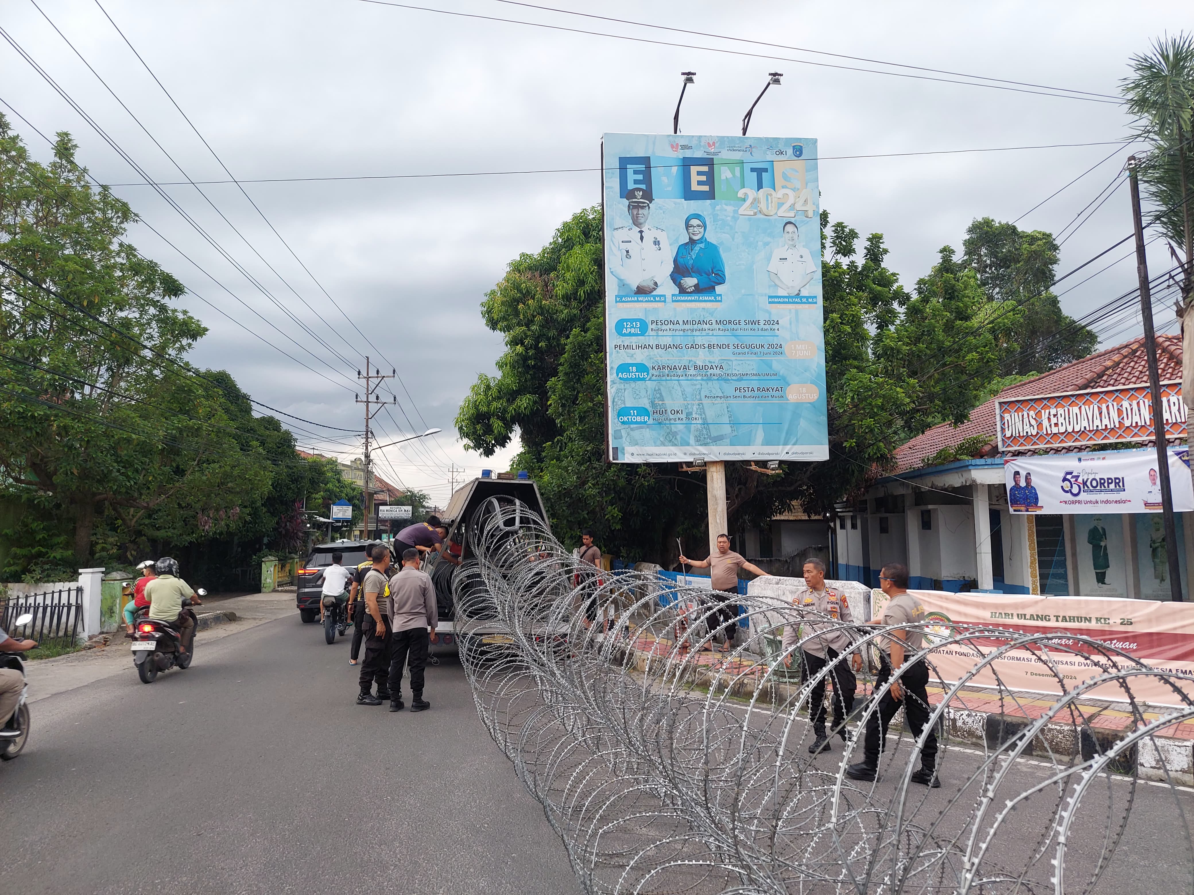 Ratusan Personel dan Kawat Berduri hingga Water Cannon Disiagakan Rekapitulasi Penghitungan Suara di KPU OKI