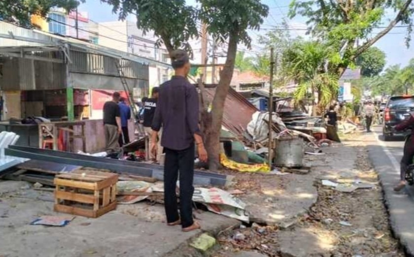 Satpol PP Lakukan Penertiban 10 Gubuk Liar di Jl Way Hitam, Palembang