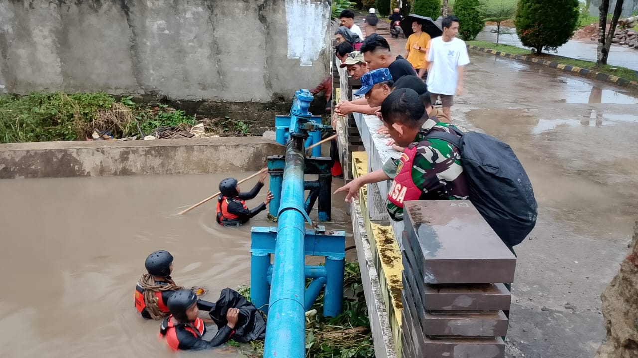 Palembang Diguyur Hujan Deras, Bocah 8 Tahun Hanyut Tenggelam di Aliran Bendungan Sukajaya