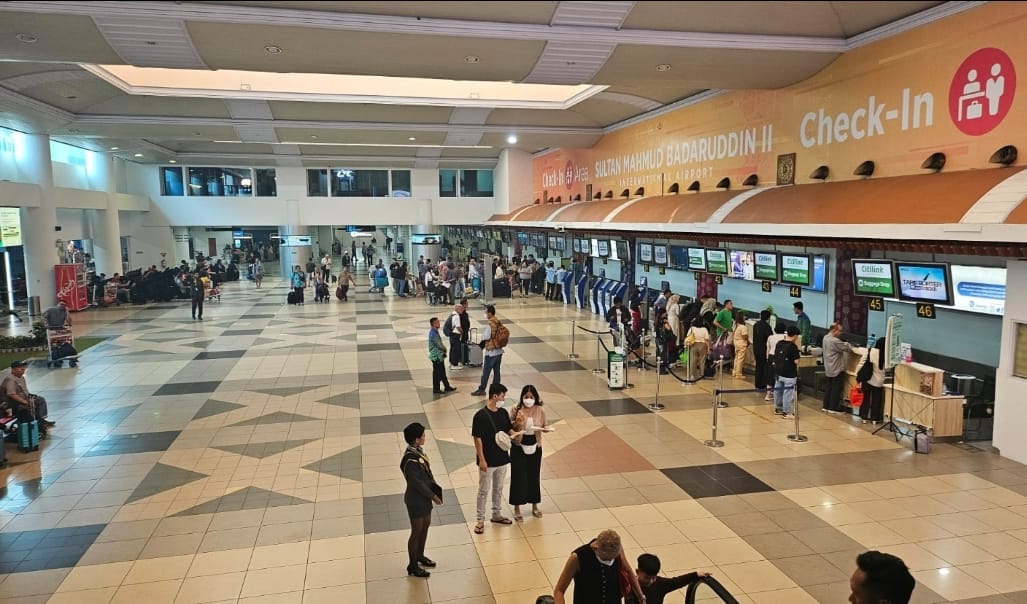 Palembang Masih Diselimuti Asap Karhutla, Belasan Penerbangan di Bandara SMB II Terdampak
