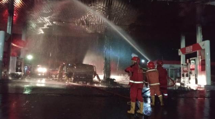 SPBU KM 8 Bengkulu Dilalap Api, 1 Unit Minibus Hangus Terbakar
