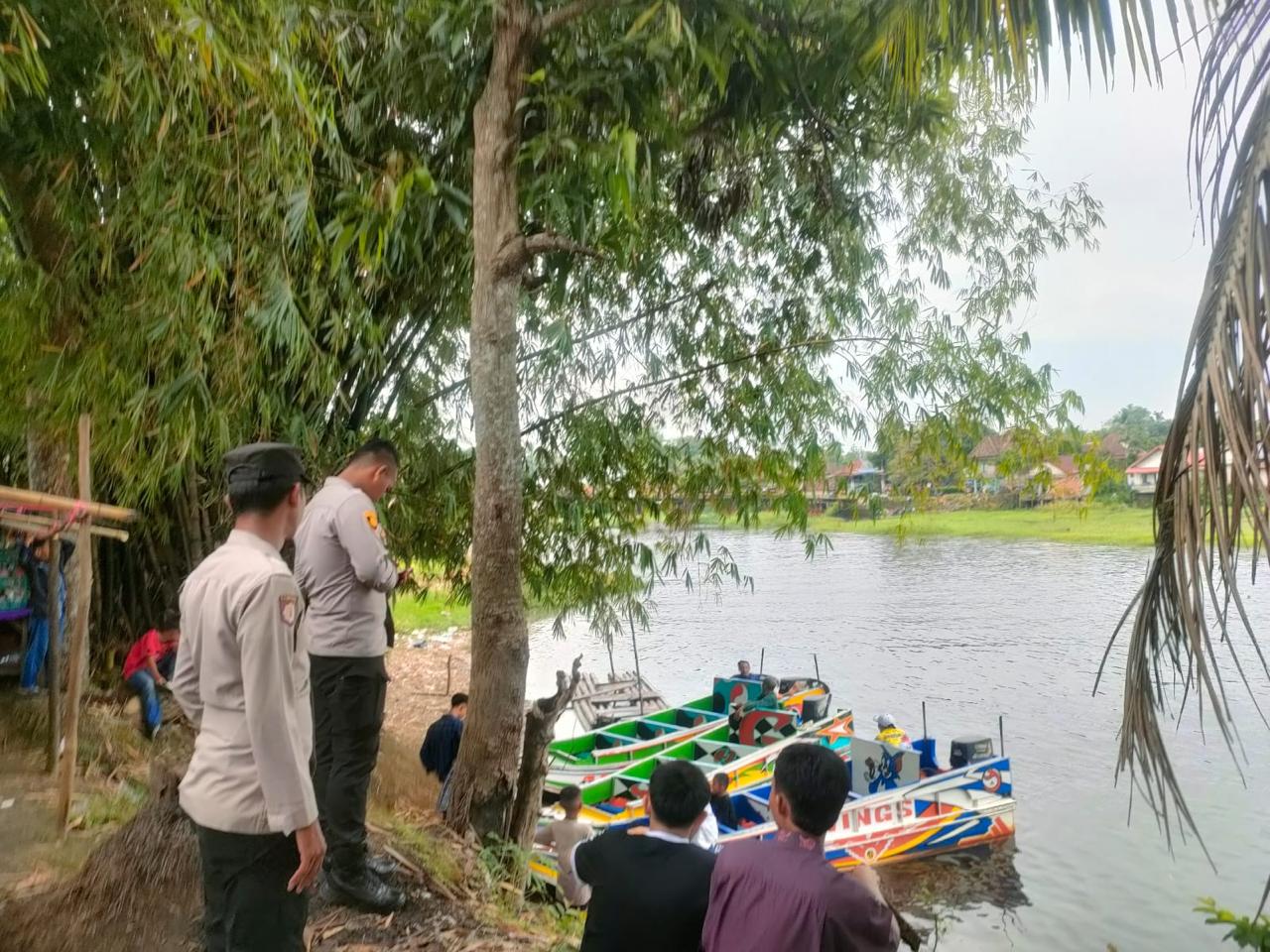 Wisata Air Speedboat di Ogan Ilir Ramai Diminati Warga, Personel Polsek Indralaya Lakukan Pengamanan
