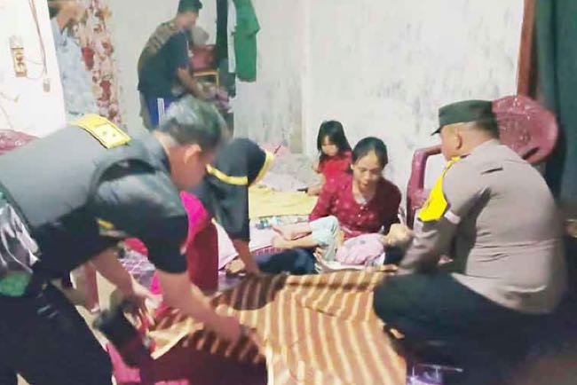 Kisah Pilu Pasutri Jalan Kaki 10 Km ke Puskesmas Pendopo Bawa Anak Muntaber, Balita Meninggal Dalam Gendongan