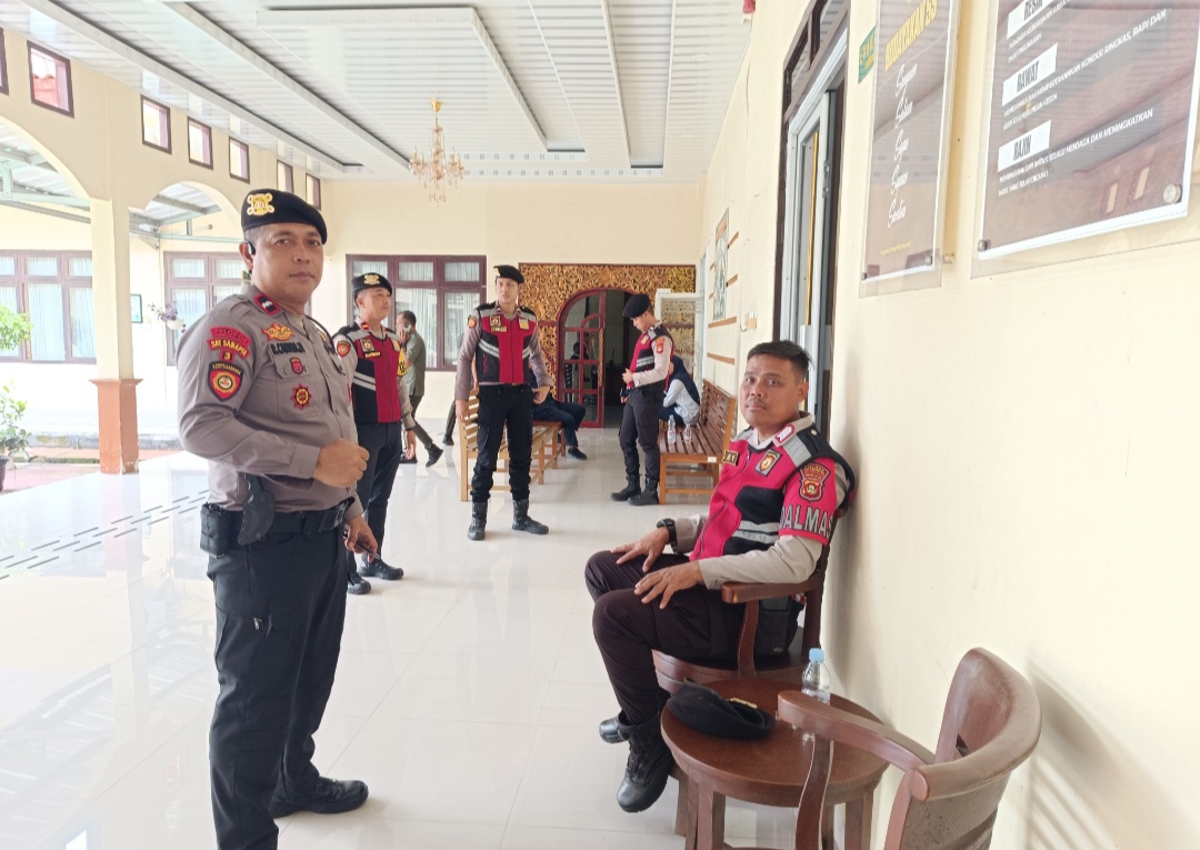 Puluhan Personel Polres OKI Amankan Sidang  Putusan Kasus Pembunuhan di Pedamaran 