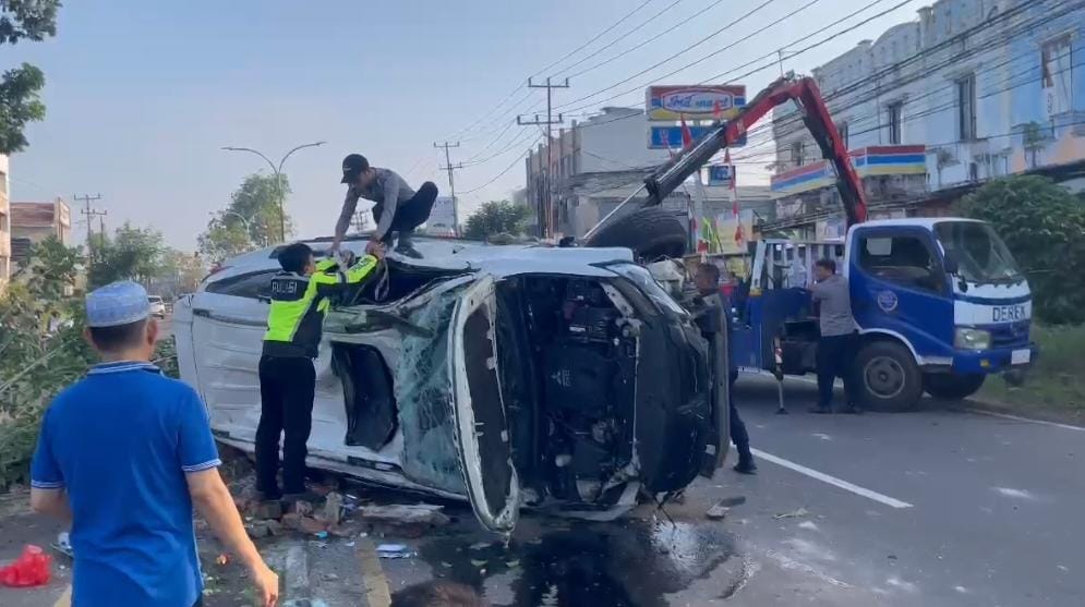 Pajero Putih Terbalik dan Rusak Parah di Jalan Perintis Kemerdekaan Palembang, Nasib Sopir?