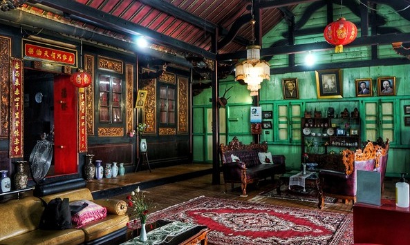 Seeing The Centuries-old House Owned by Baba Boentjit in Palembang, wow, it's so Instagrammable